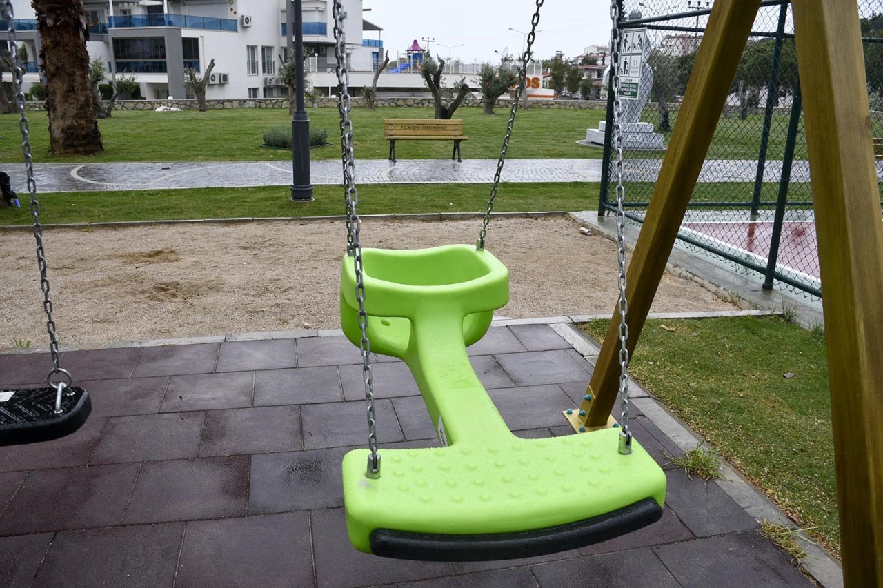 Kuşadası Belediyesi’nden parklara özel salıncak