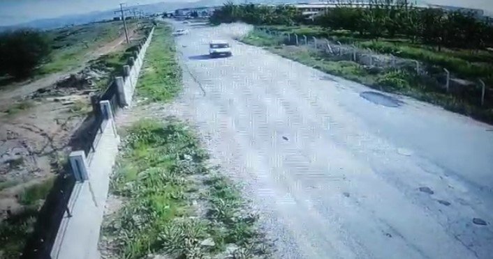 Hafif ticari araçla otomobilin kafa kafaya çarpıştığı kaza kamerada