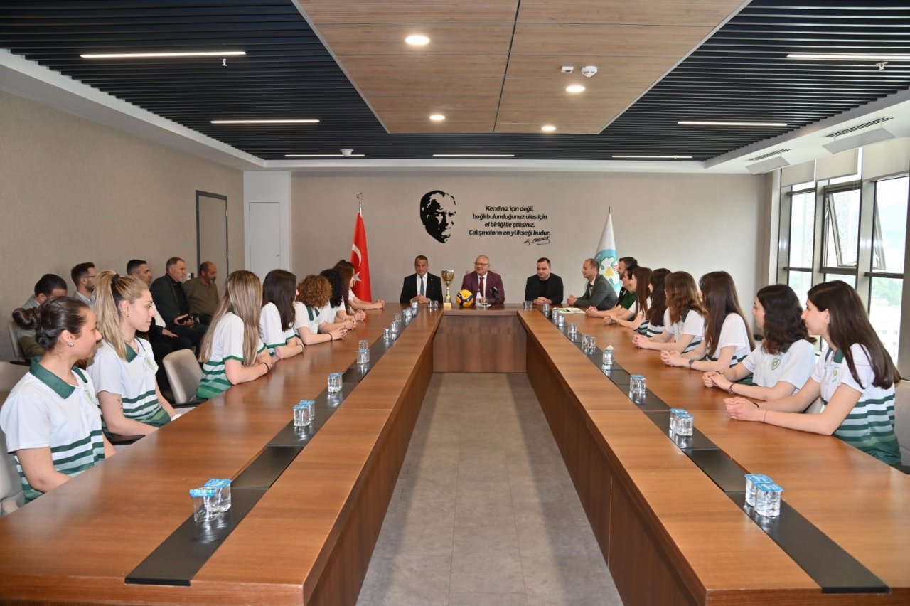 Başkan Ergün, şampiyon olan voleybolcularla buluştu