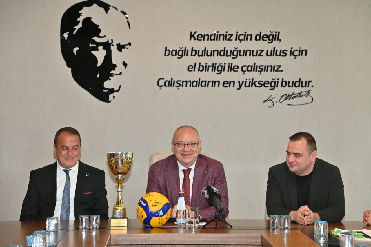 Başkan Ergün, şampiyon olan voleybolcularla buluştu