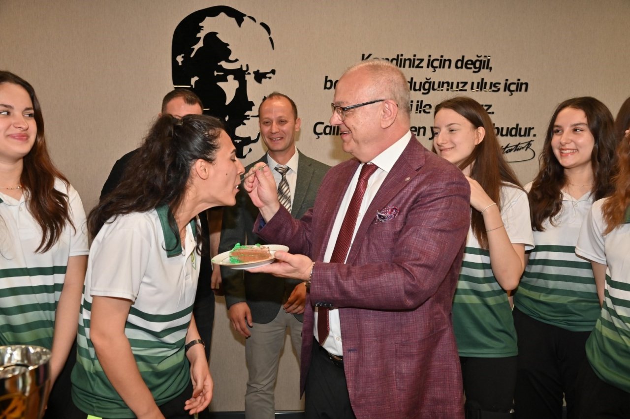 Başkan Ergün, şampiyon olan voleybolcularla buluştu
