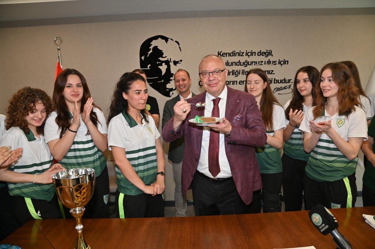 Başkan Ergün, şampiyon olan voleybolcularla buluştu