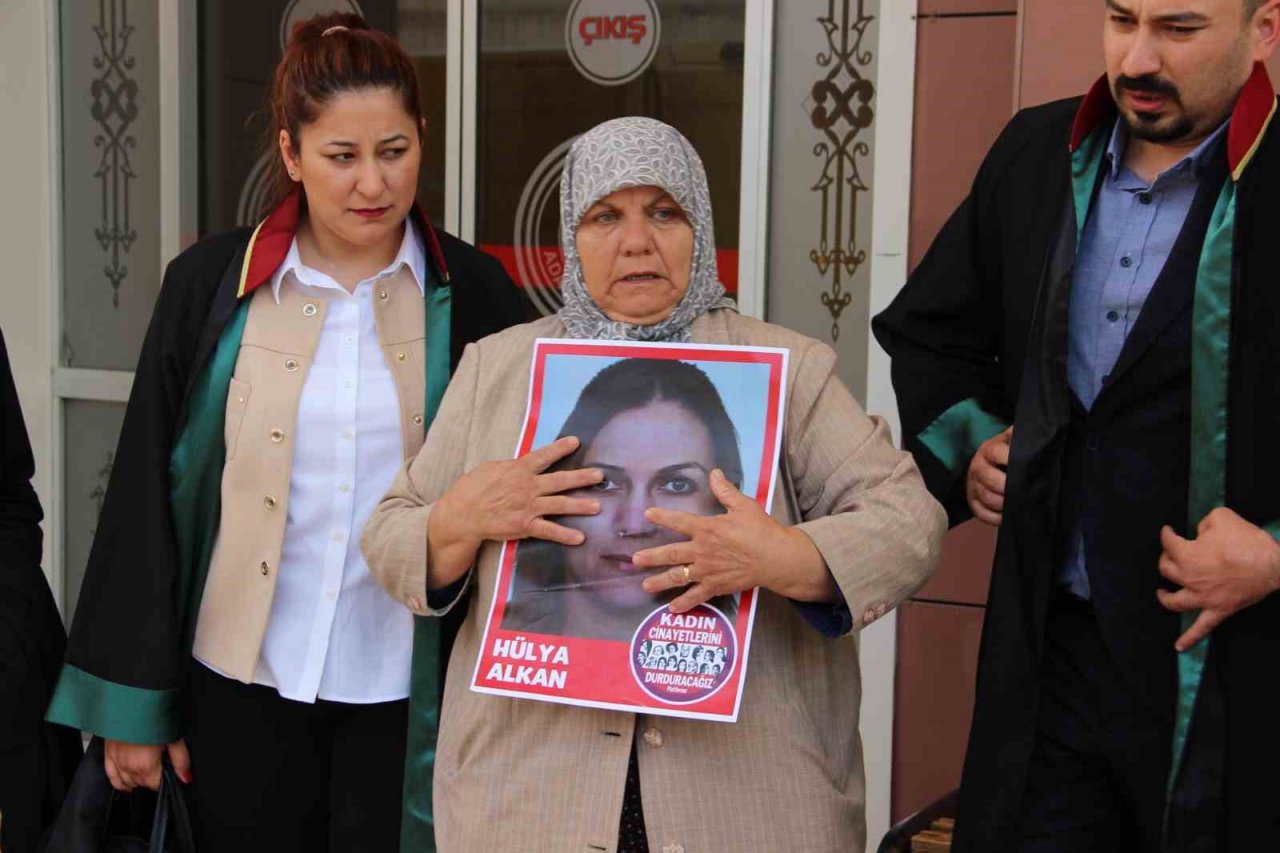 Kızı öldürülen anne karar sonrası gözyaşlarına boğuldu