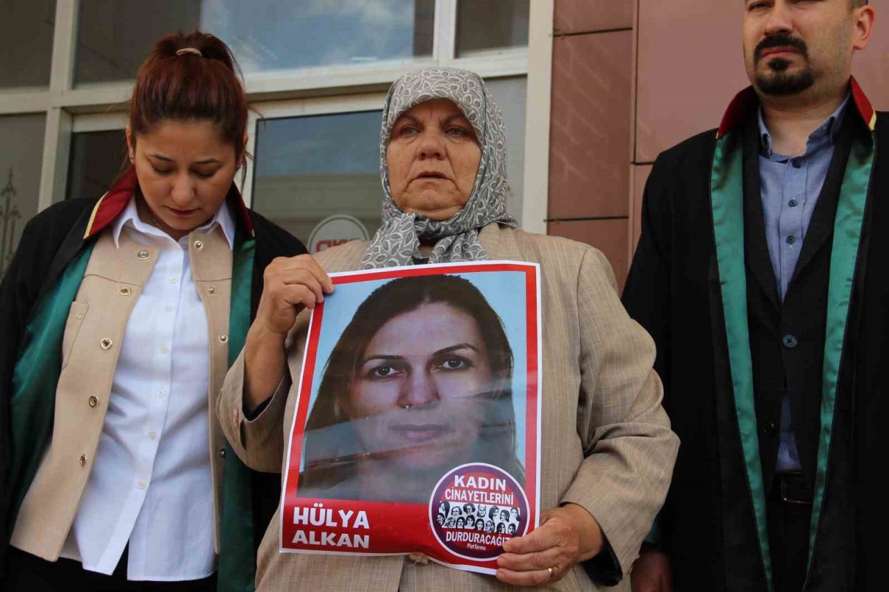 Kızı öldürülen anne karar sonrası gözyaşlarına boğuldu