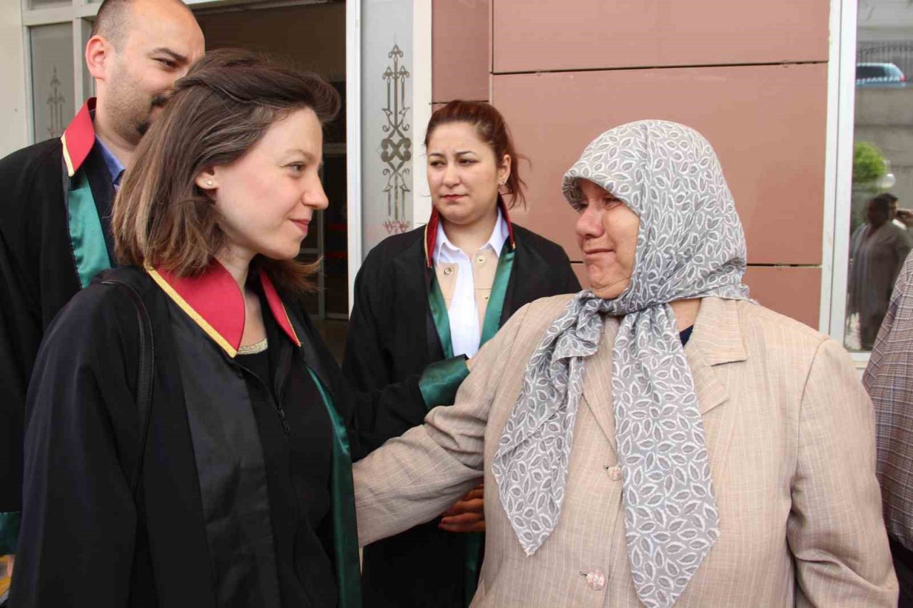 Kızı öldürülen anne karar sonrası gözyaşlarına boğuldu
