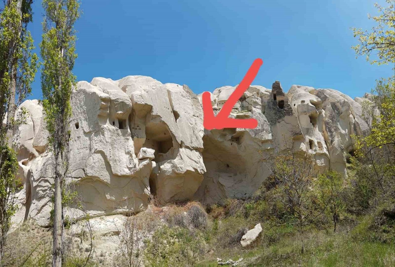 Kayalıklarda mahsur kalan köpeğin yardımına itfaiye ekipleri yetişti