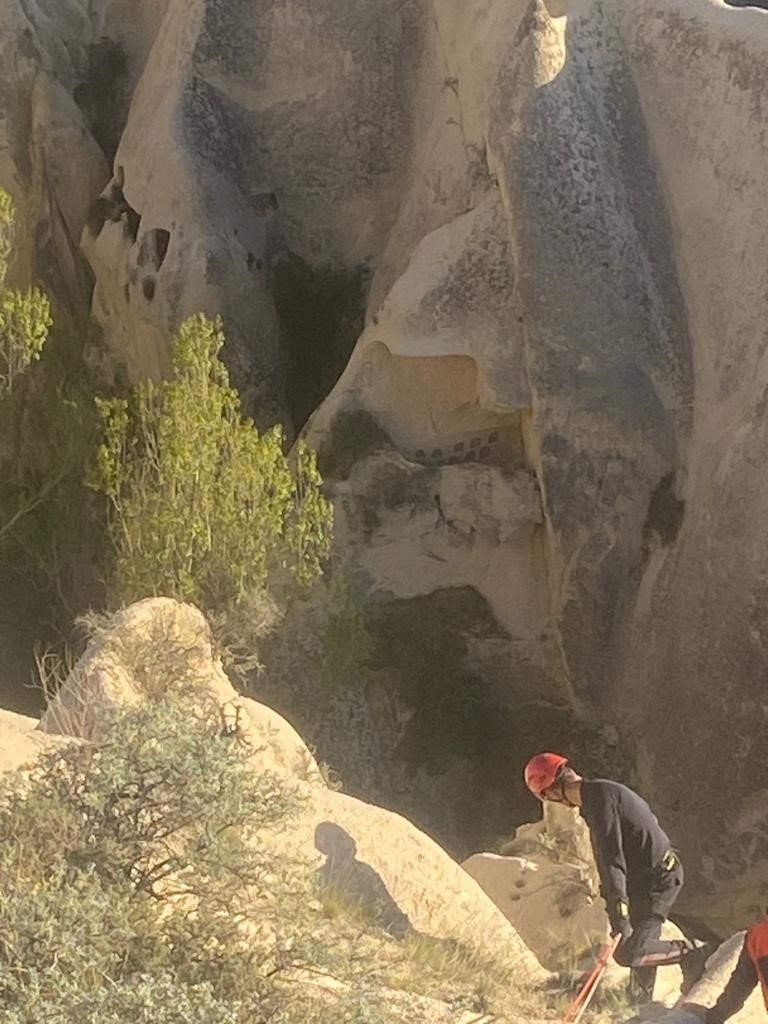 Kayalıklarda mahsur kalan köpeğin yardımına itfaiye ekipleri yetişti