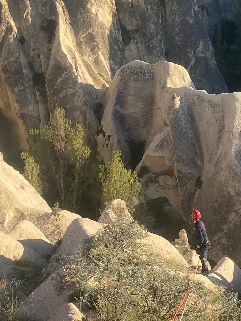 Kayalıklarda mahsur kalan köpeğin yardımına itfaiye ekipleri yetişti