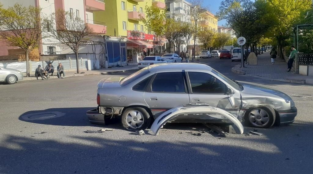 Kazadan sonra kaçtı, olay yerinde tamponunu unuttu