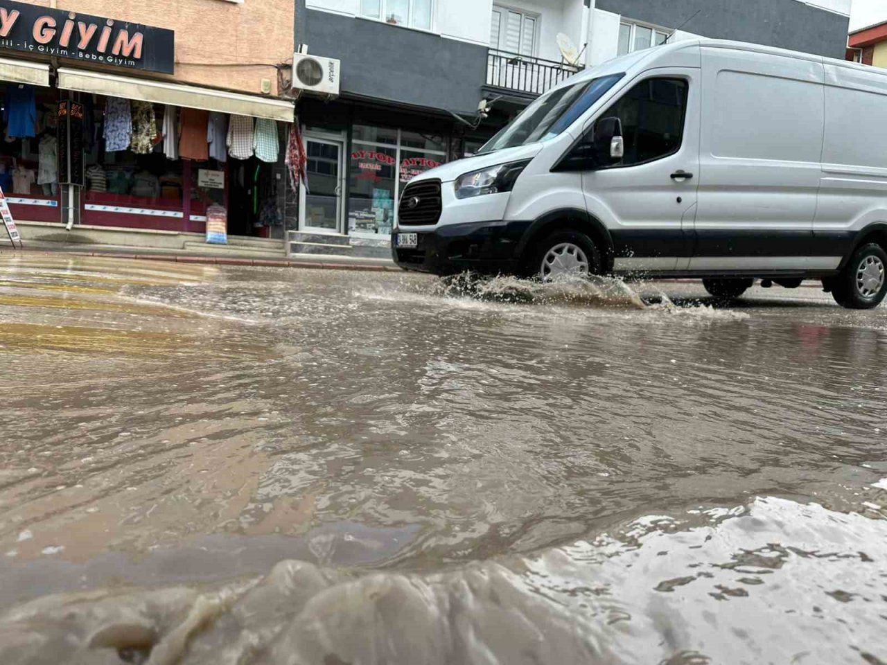 Caddelerde biriken sular sürücülere ve yayalara zor anlar yaşattı