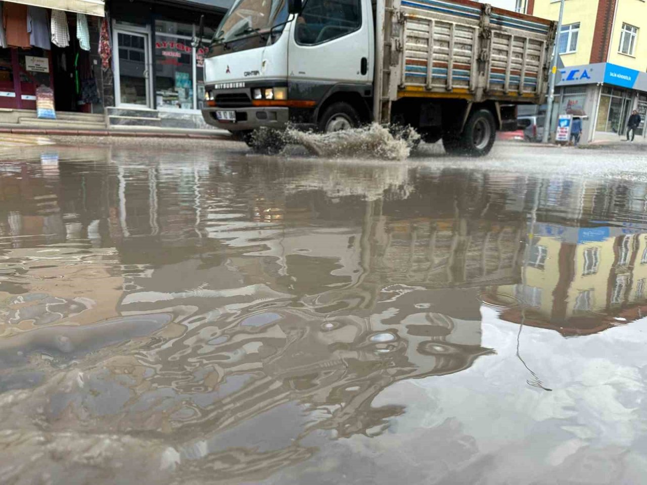 Caddelerde biriken sular sürücülere ve yayalara zor anlar yaşattı