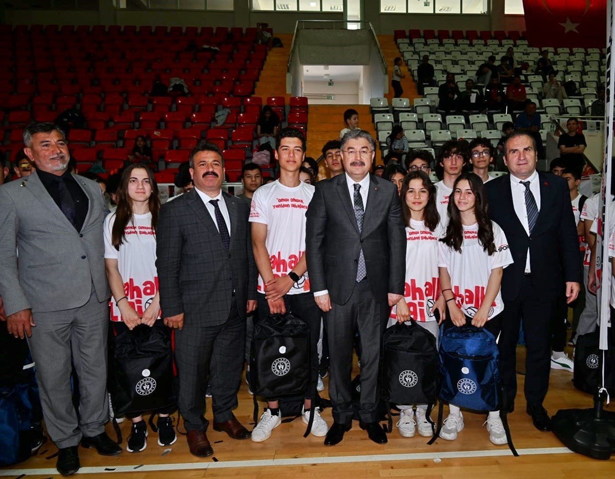 Osmaniye’de, 96 spor kulübüne nakdi yardım ve malzeme dağıtımı yapıldı