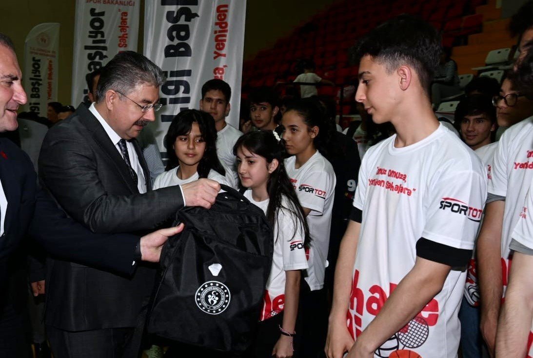 Osmaniye’de, 96 spor kulübüne nakdi yardım ve malzeme dağıtımı yapıldı