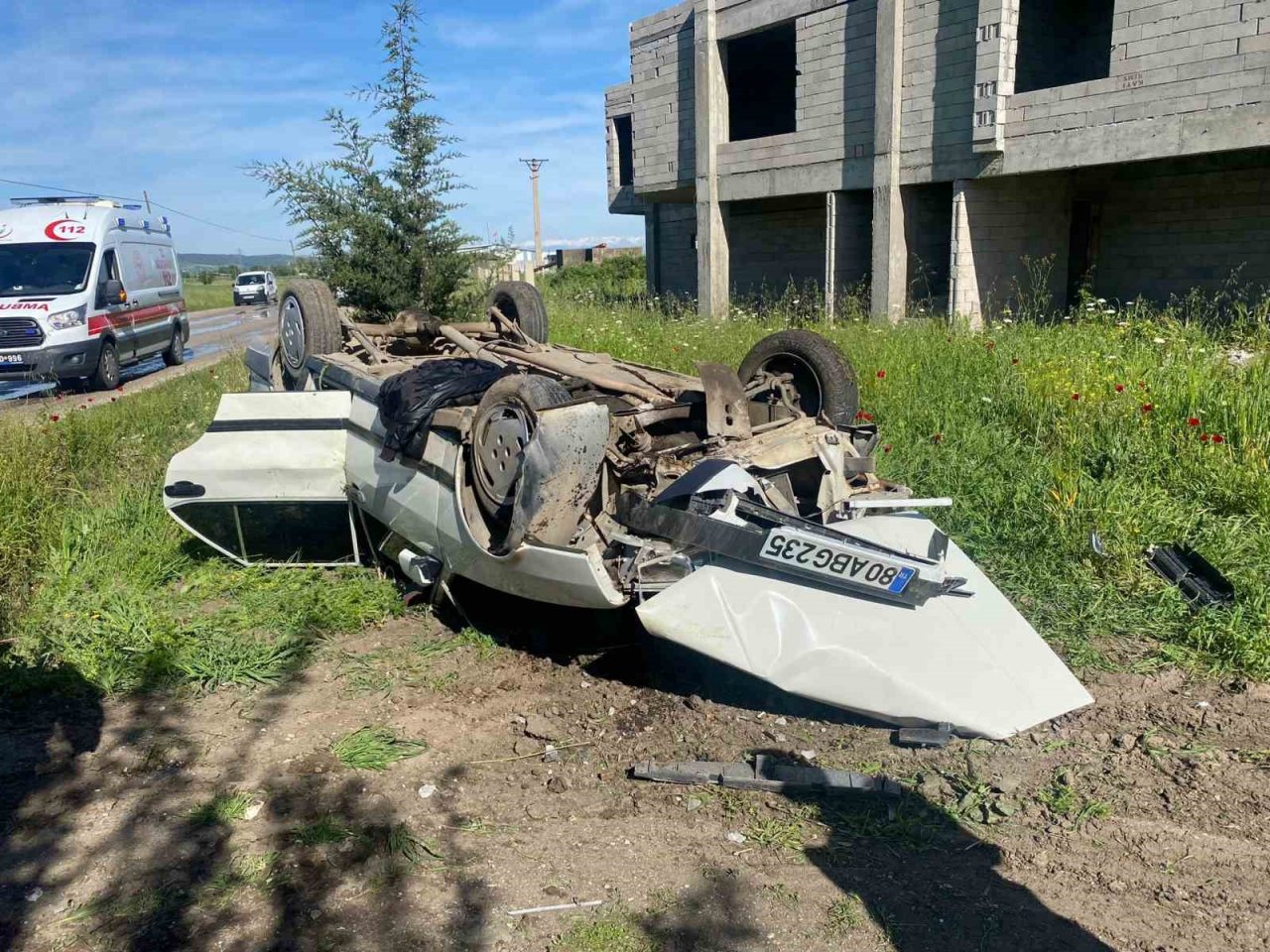 Takla atıp ters dönen araçtan sağ çıktılar