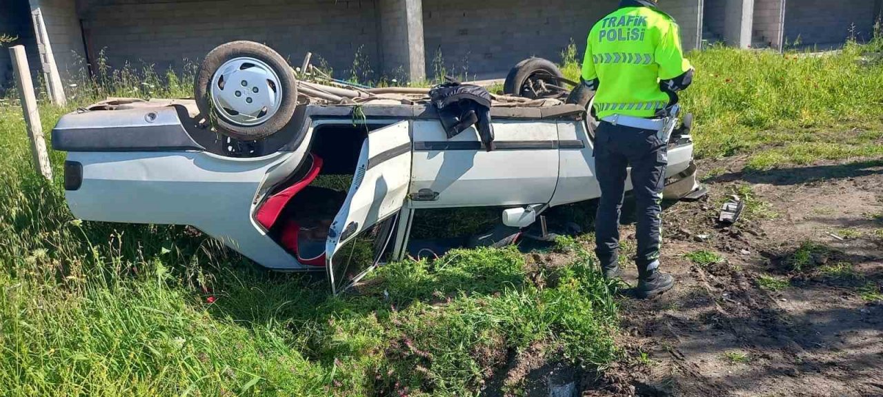 Takla atıp ters dönen araçtan sağ çıktılar