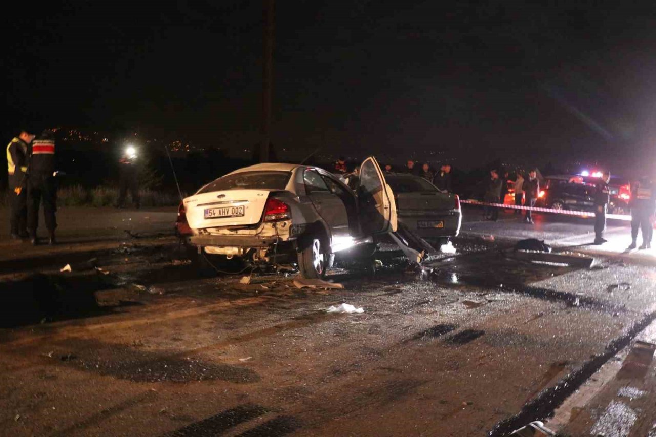 Kontrolden çıkan otomobil, karşı yönden gelen otomobile çarptı: 1 ölü, 4 yaralı