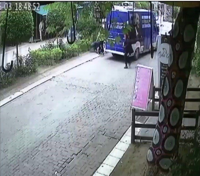 Balıkesir’de AK Parti seçim aracına saldırı