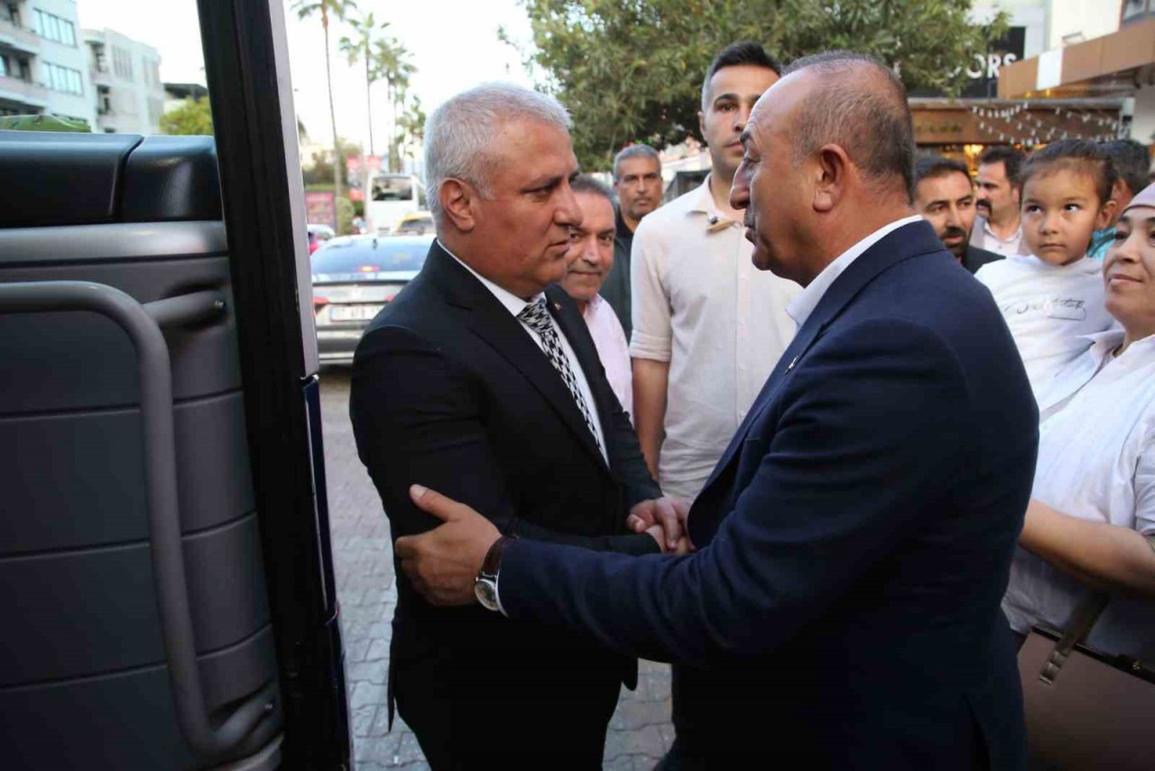 Bakan Çavuşoğlu, emlak ve inşaat sektörü temsilciyle buluştu