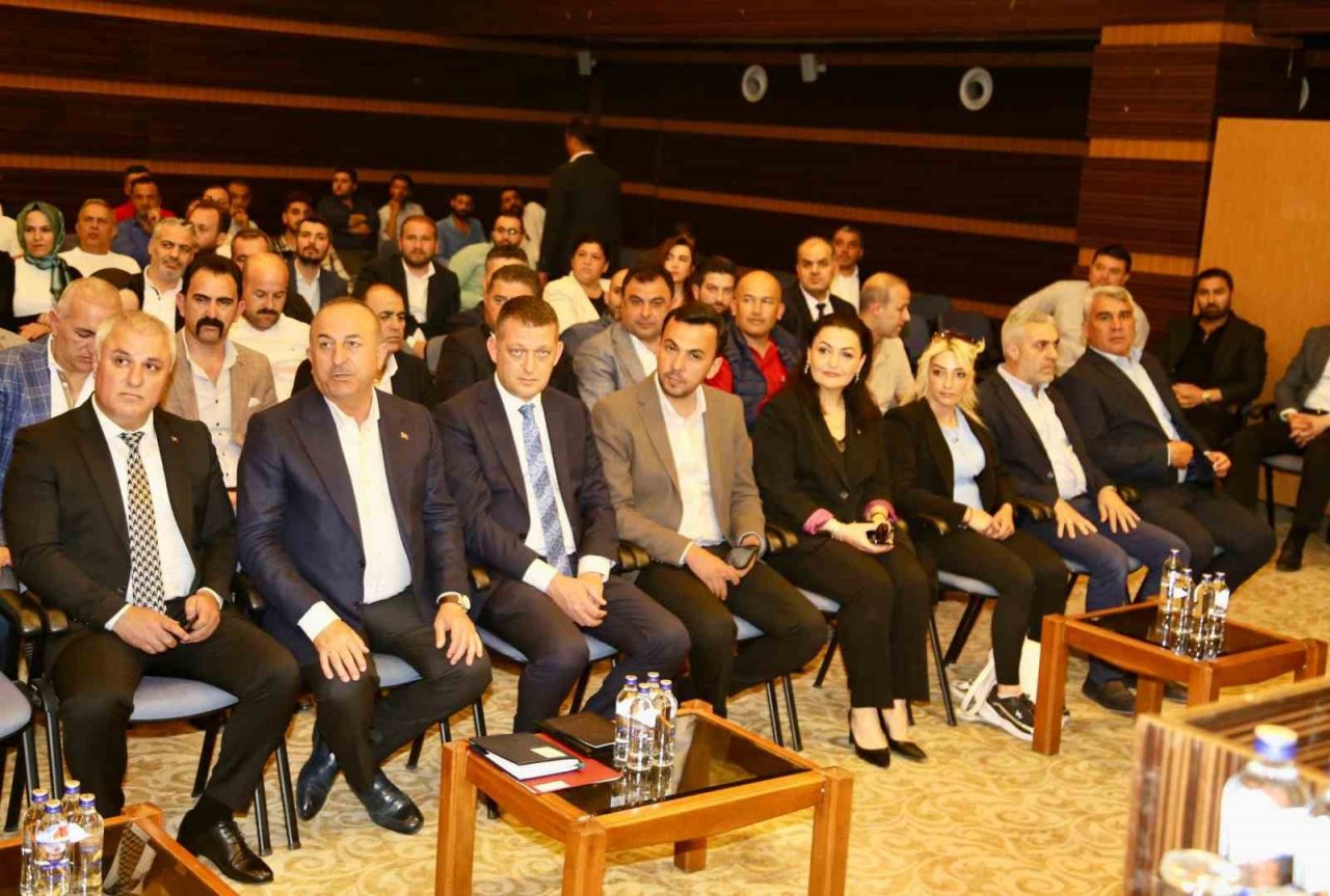 Bakan Çavuşoğlu, emlak ve inşaat sektörü temsilciyle buluştu