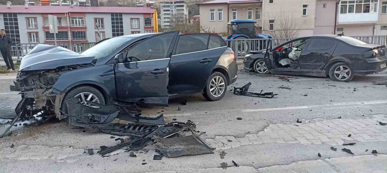 Sivas’ta otomobiller kafa kafaya çarpıştı, sürücülerin burnu bile kanamadı