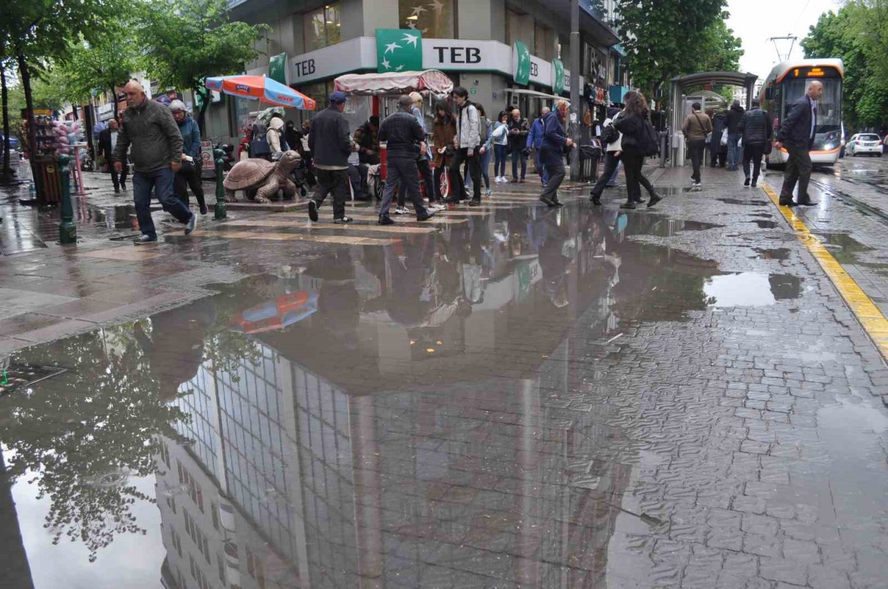 Eskişehir’de sağanak yağmur etkili oldu