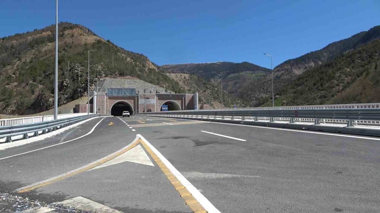 Açılışı gerçekleştirilen Zigana Tünelini kullanan vatandaşlar "Dağın çilesi bitti" dedi