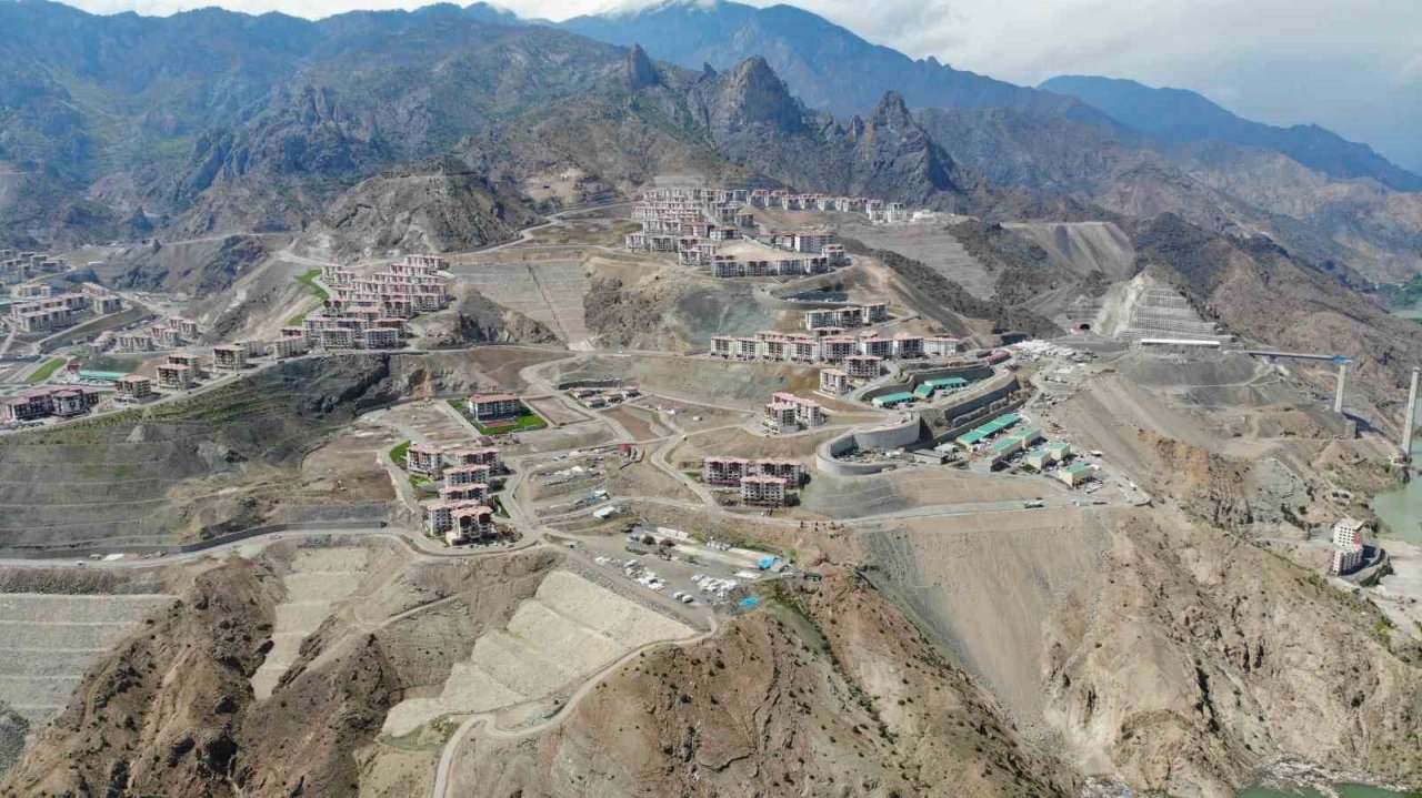 Yusufeli eski ilçe merkezindeki son bina da yıkıldı