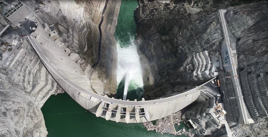 Yusufeli eski ilçe merkezindeki son bina da yıkıldı