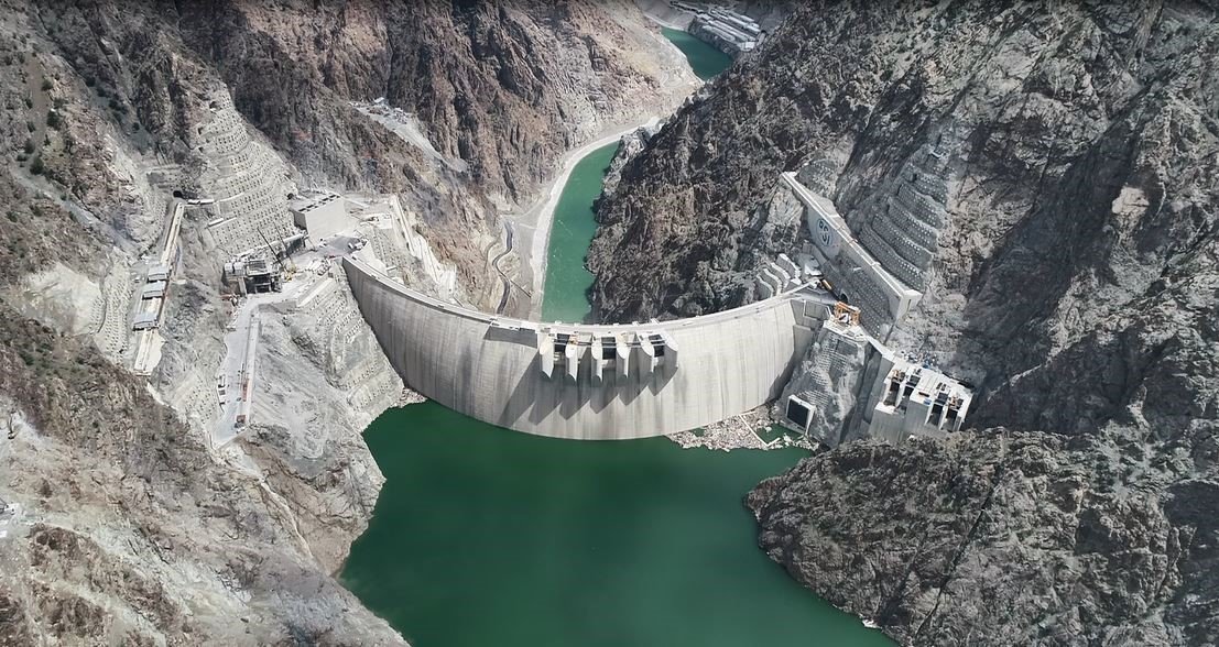 Yusufeli eski ilçe merkezindeki son bina da yıkıldı