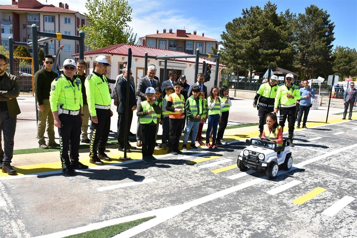 Gözleriniz yolda, gönlünüz darda kalmasın