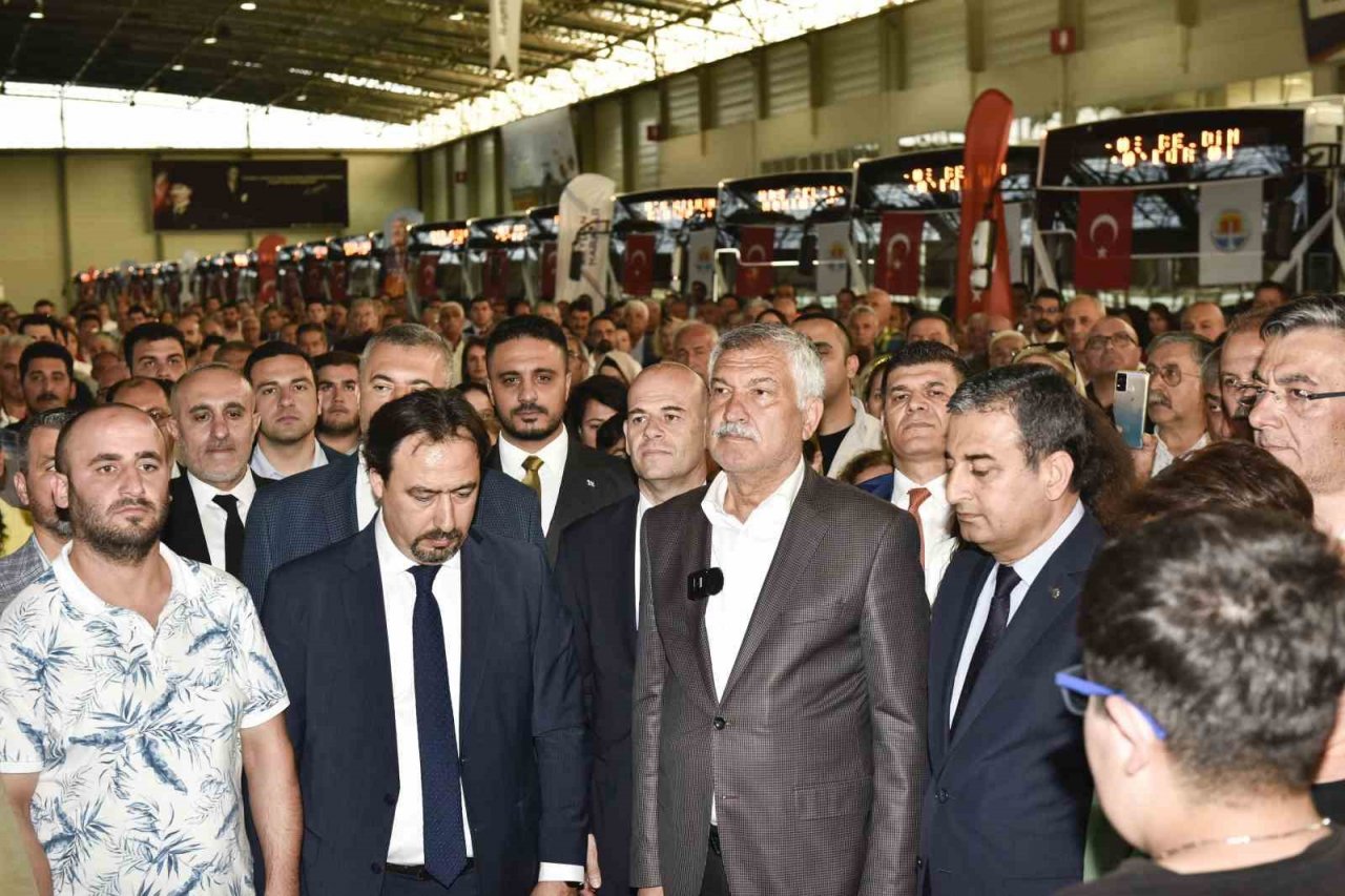 Adanalının hizmetine sunulan 81 yeni otobüsün tanıtımı yapıldı