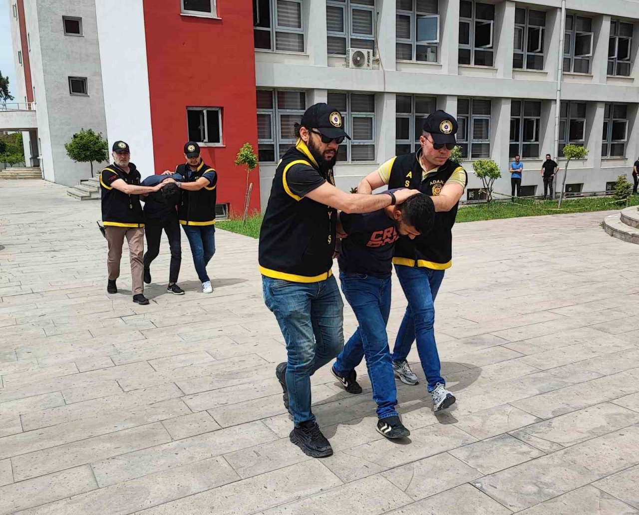 AK Parti Sözcüsü Çelik’in seçim bürosuna sığınan şahsı yaralayan iki kişi yakalandı