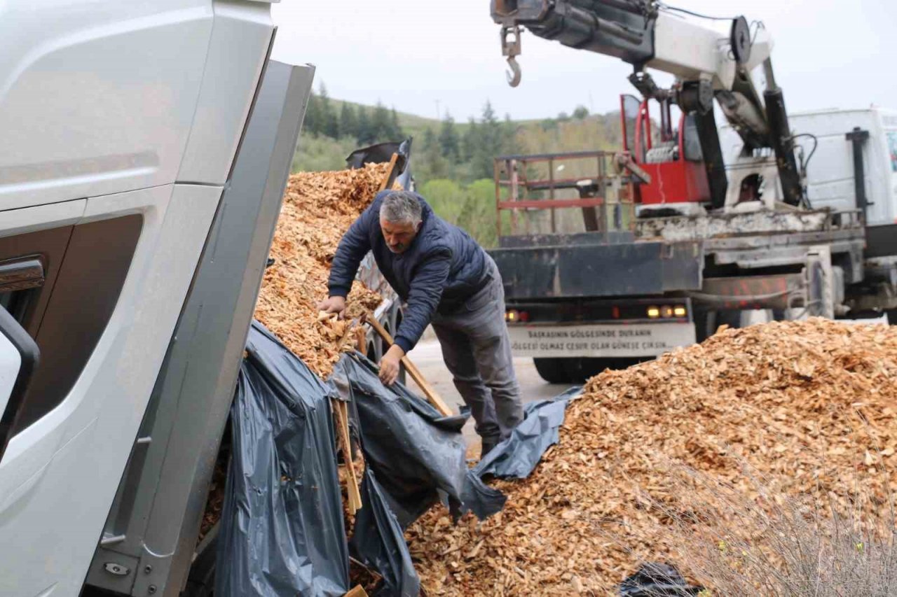 Odun talaşı yüklü tır devrildi, Afyonkarahisar-Kütahya karayolu 2 saat ulaşıma kapandı