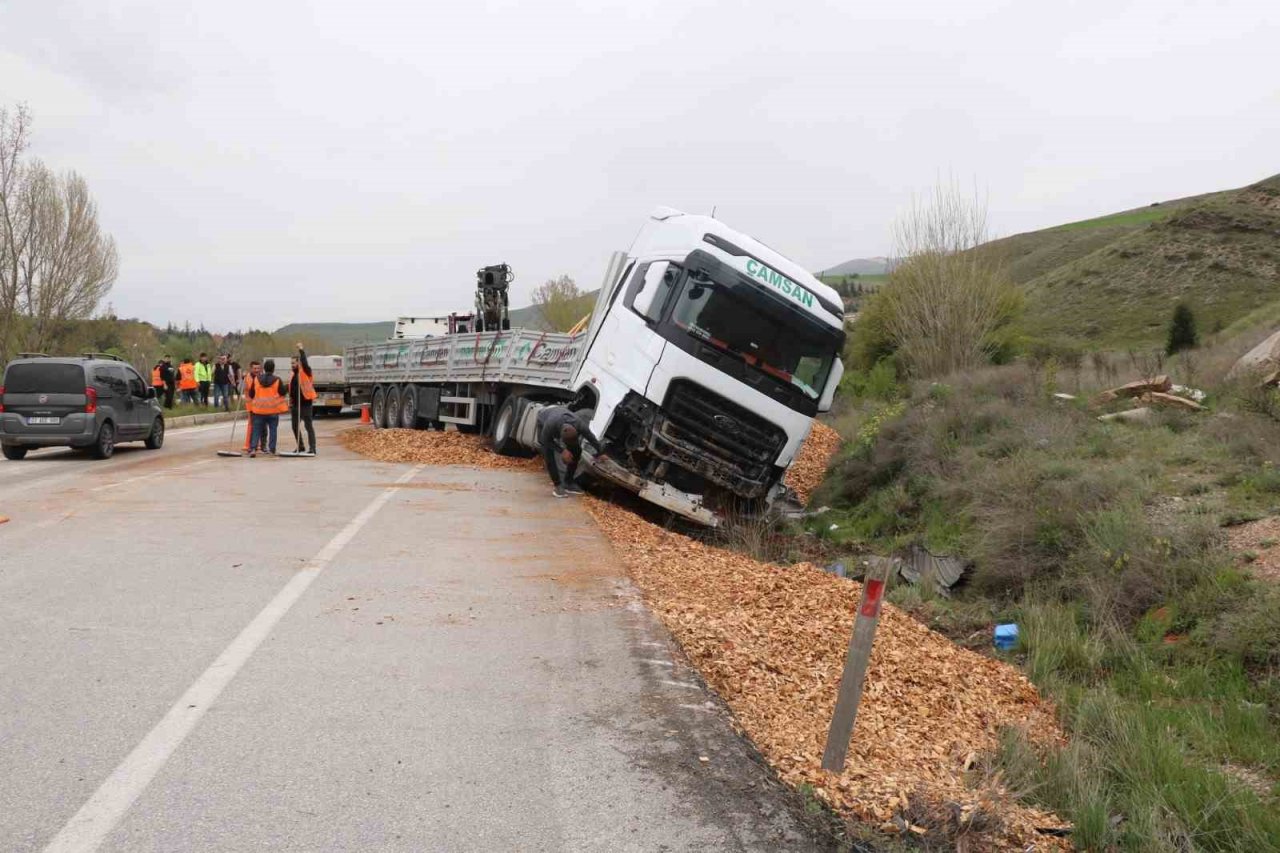 Odun talaşı yüklü tır devrildi, Afyonkarahisar-Kütahya karayolu 2 saat ulaşıma kapandı