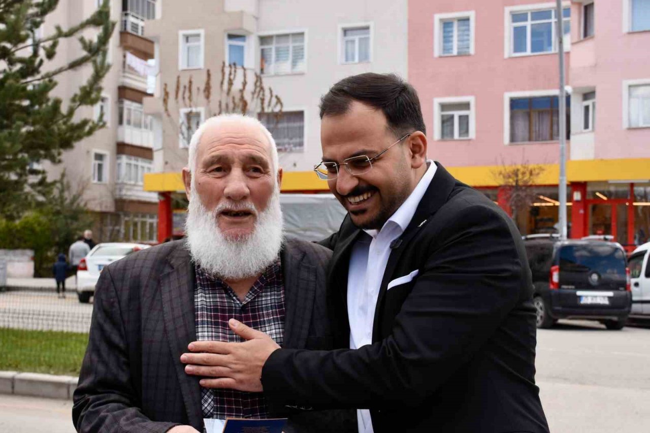 Genç aday sempatisi ile göz dolduruyor