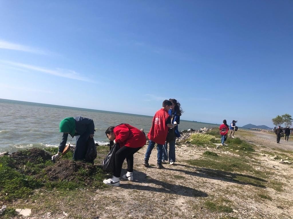 Alaplı Gençlik Merkez öğrencileri sahil kıyısında çevre temizliği yaptı