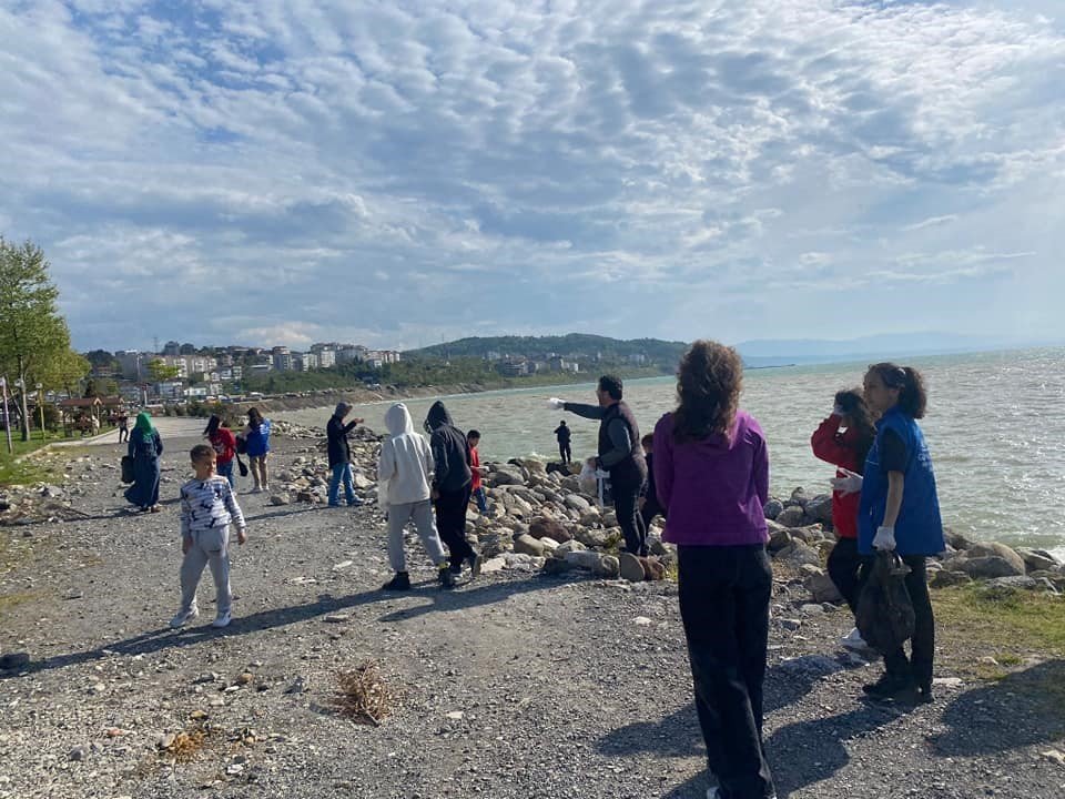 Alaplı Gençlik Merkez öğrencileri sahil kıyısında çevre temizliği yaptı