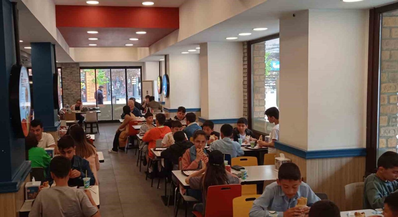 Ankara’dan Eskişehir’e geziye gelen öğrencilerin döner keyfi