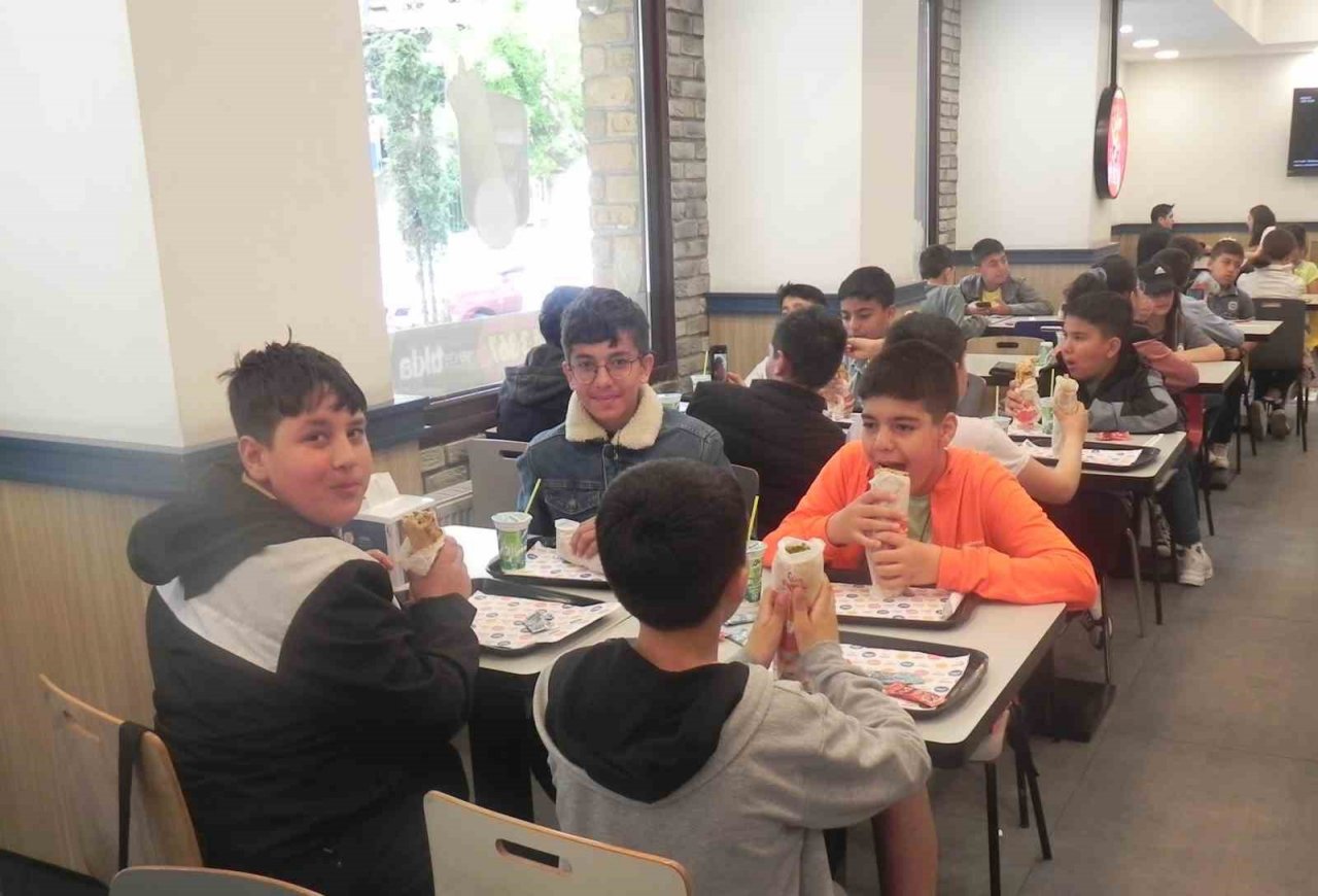 Ankara’dan Eskişehir’e geziye gelen öğrencilerin döner keyfi