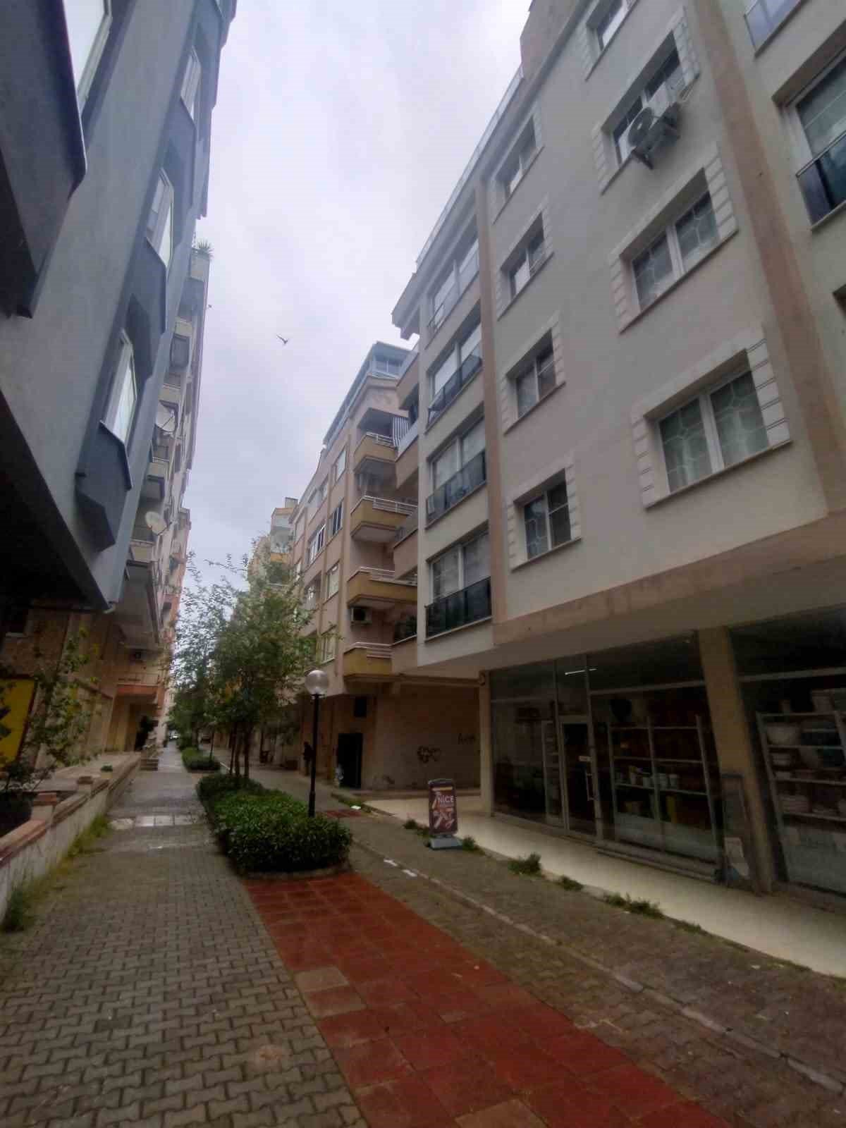 Apartmandan düşen genç hayatını kaybetti