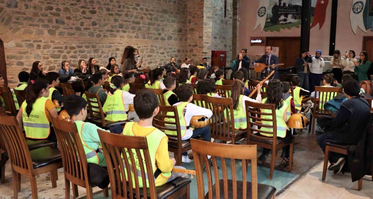 İlkokul öğrencilerinden Nazilli’de mini bağlama konseri