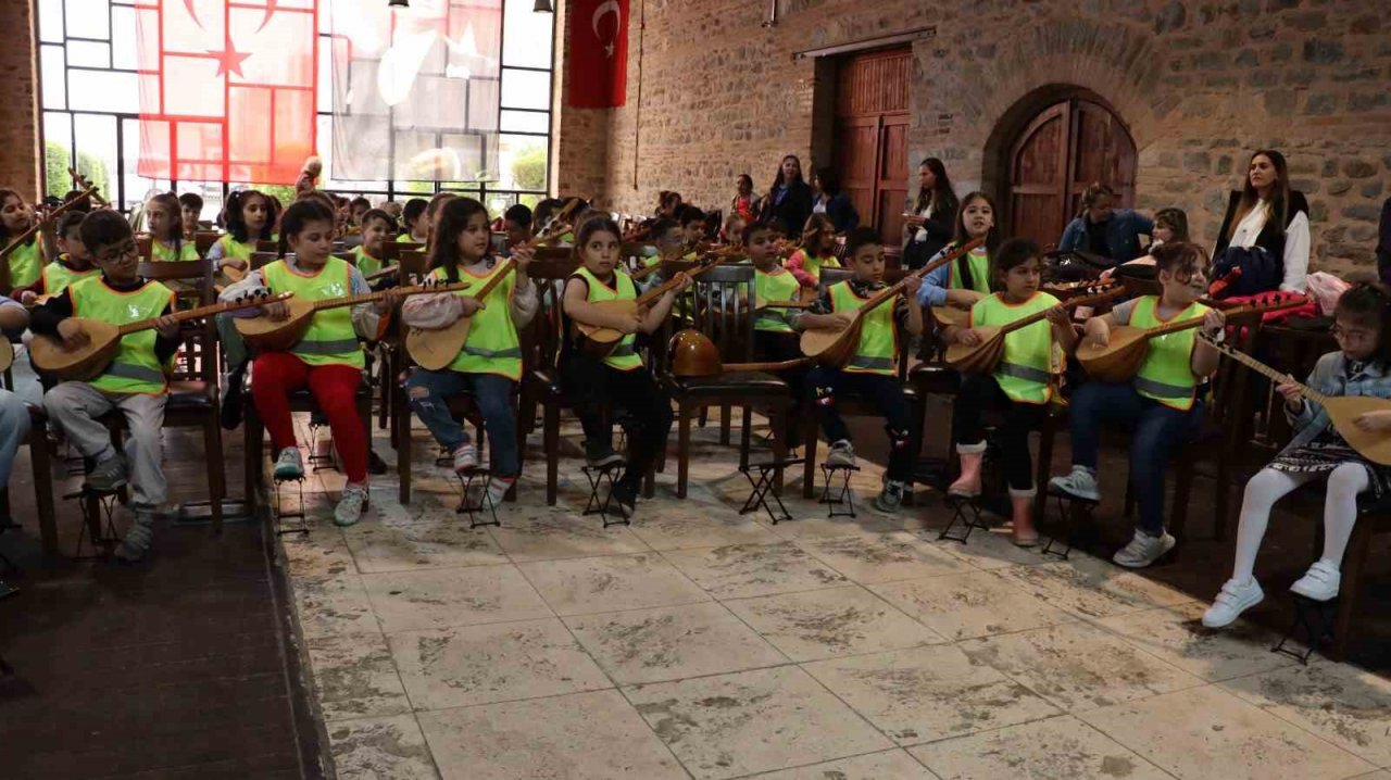 İlkokul öğrencilerinden Nazilli’de mini bağlama konseri