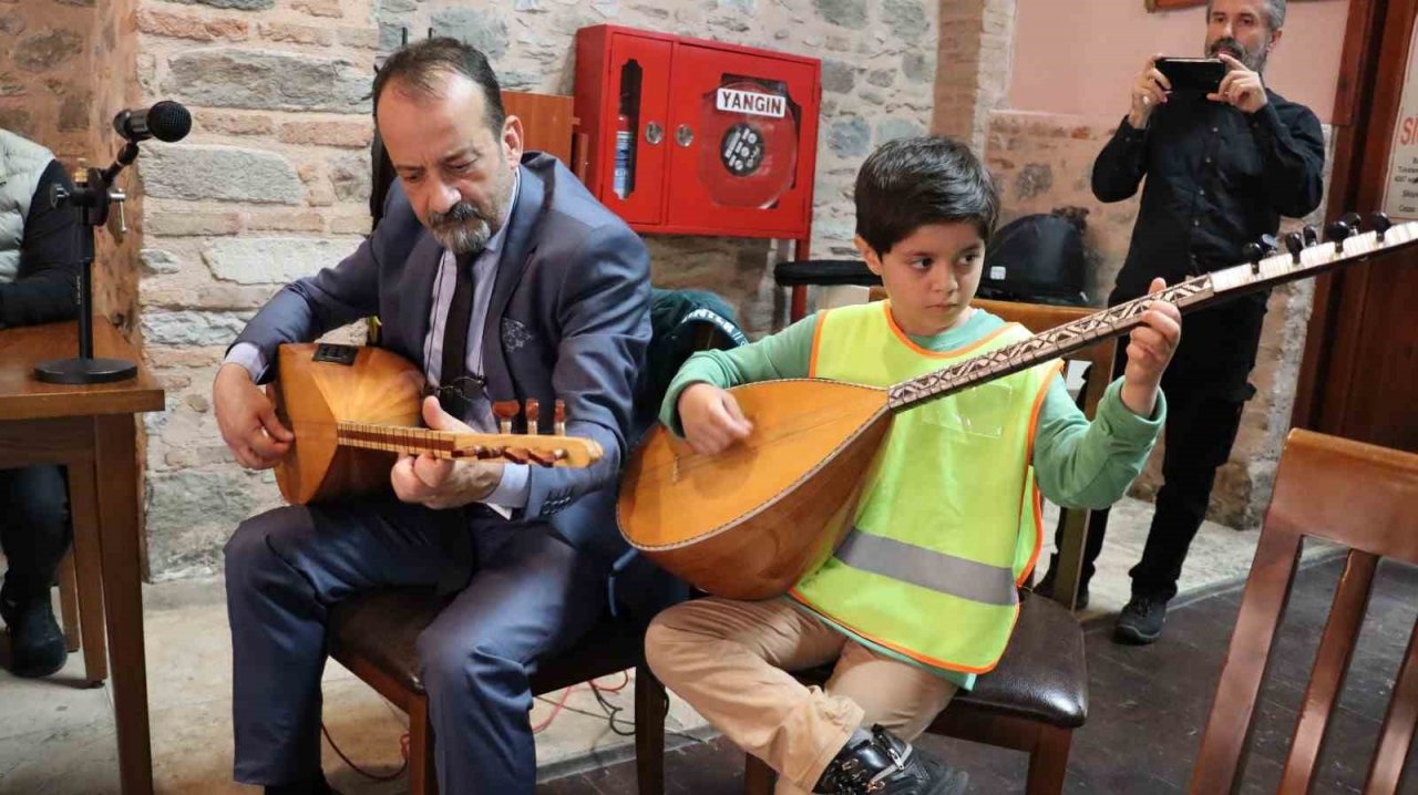İlkokul öğrencilerinden Nazilli’de mini bağlama konseri