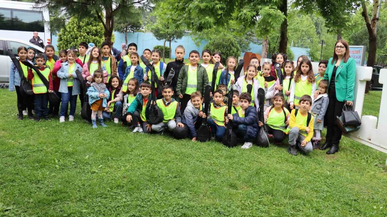 İlkokul öğrencilerinden Nazilli’de mini bağlama konseri