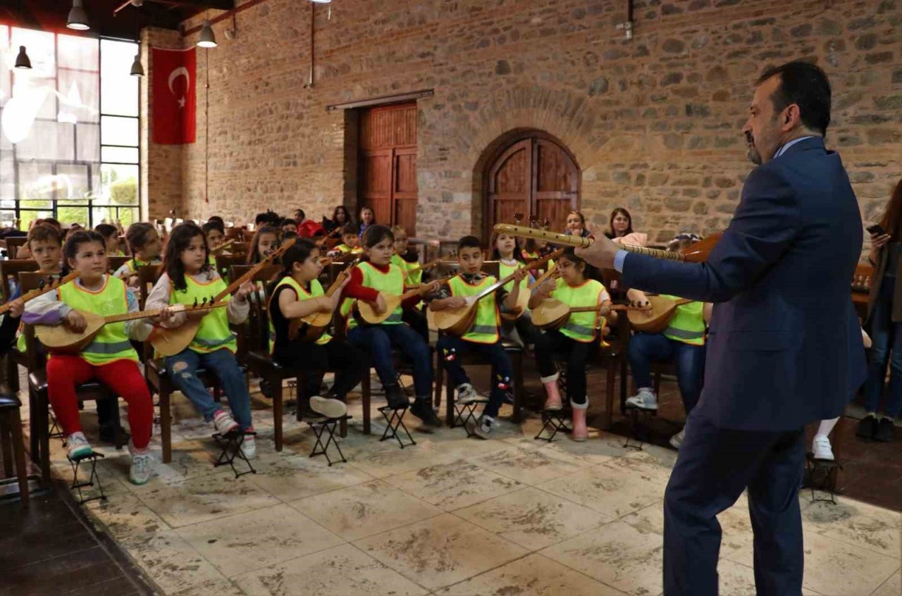 İlkokul öğrencilerinden Nazilli’de mini bağlama konseri