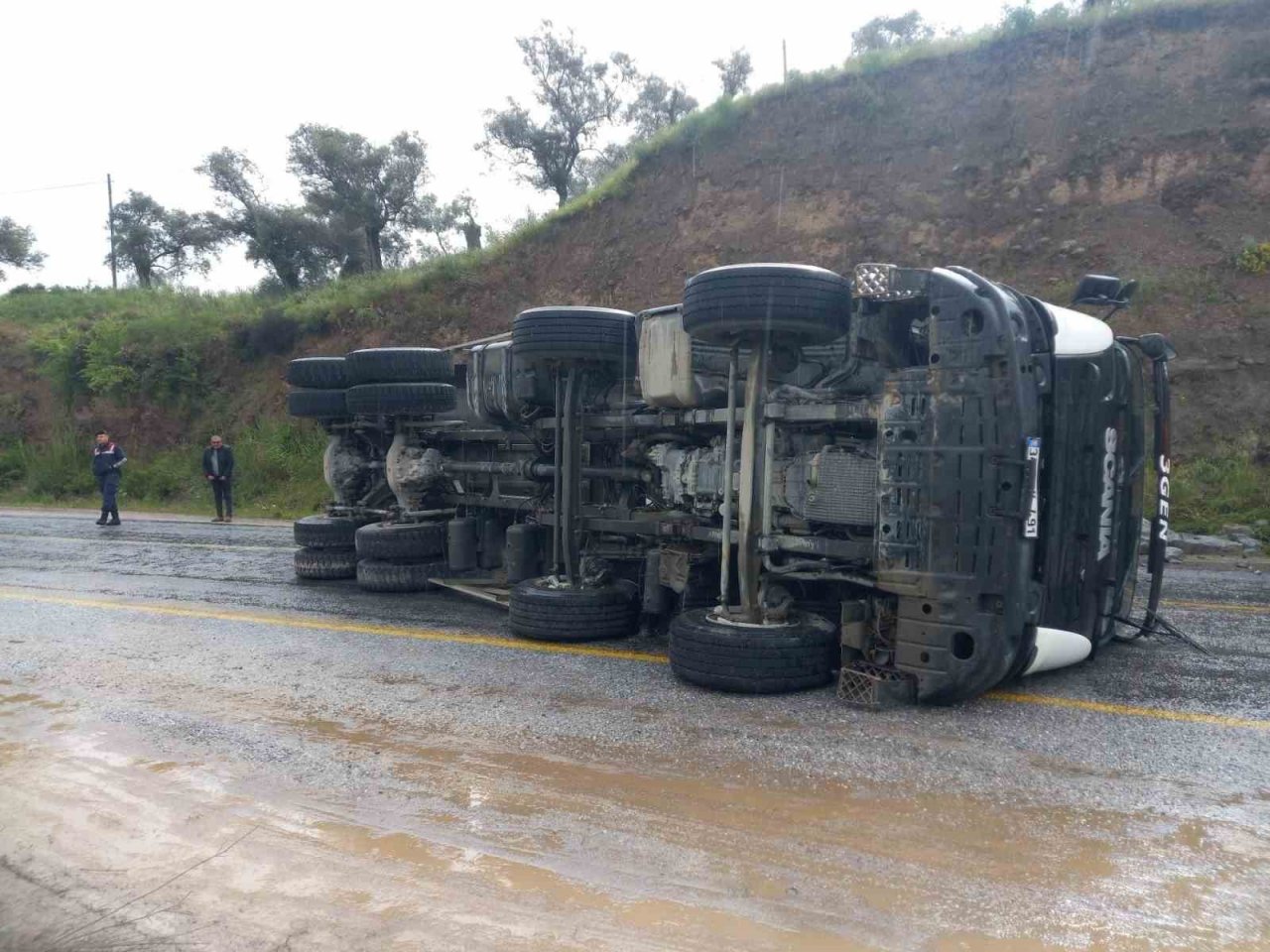 Virajı alamayan taş yüklü kamyon devrildi: 1 yaralı