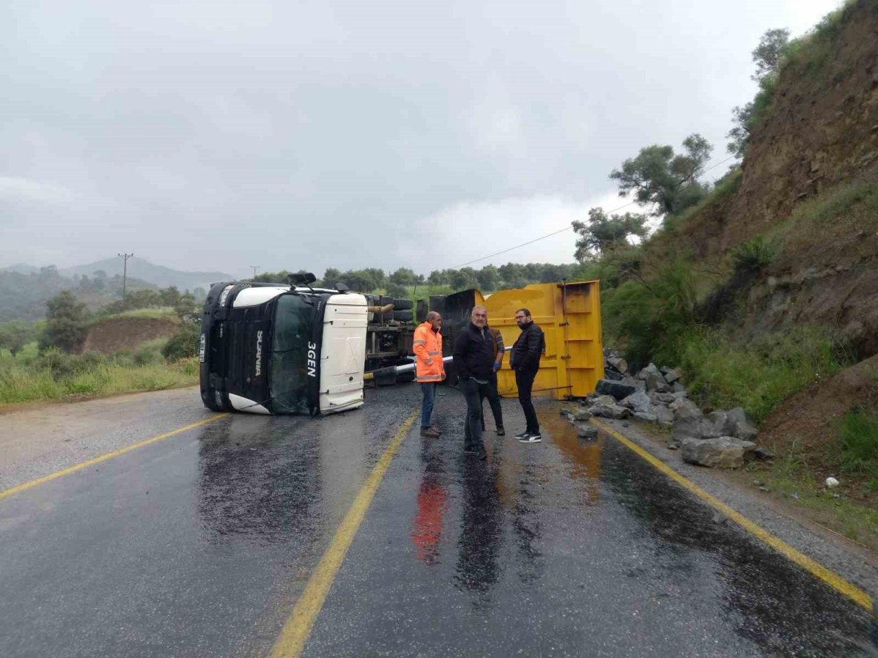 Virajı alamayan taş yüklü kamyon devrildi: 1 yaralı