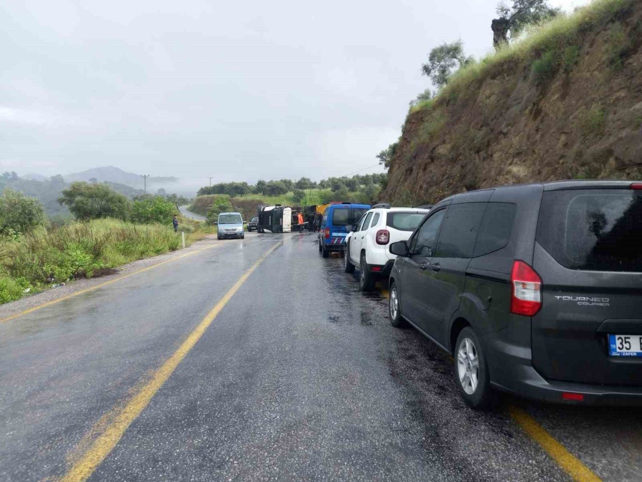Virajı alamayan taş yüklü kamyon devrildi: 1 yaralı