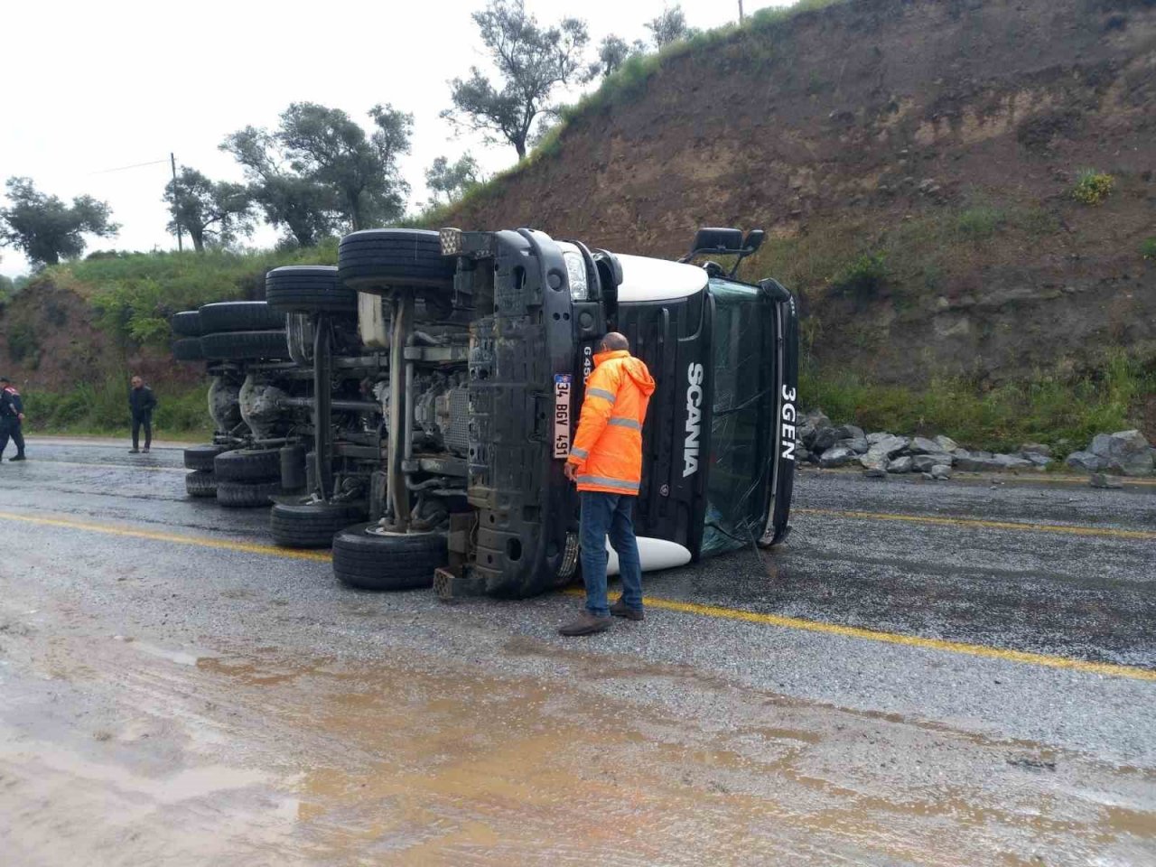 Virajı alamayan taş yüklü kamyon devrildi: 1 yaralı