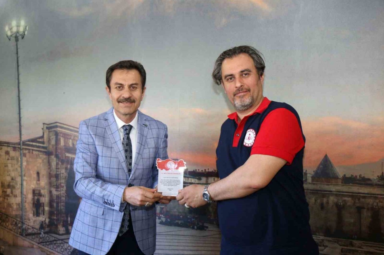 Bakan Özer’den Sivas AKUB’a plaket